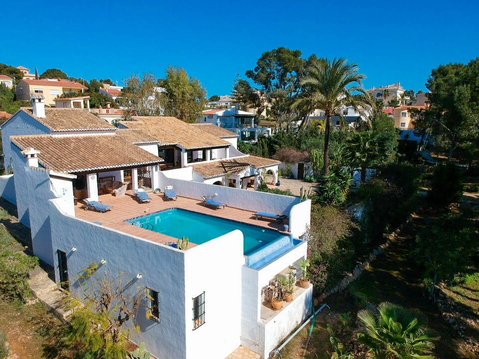 Villa in rustieke stijl te koop, op slechts 5 minuten van het strand in Carrio Park, Calpe. Met 5 slaapkamers, 2 garages, zwembad en perceel van 6.800 m2.